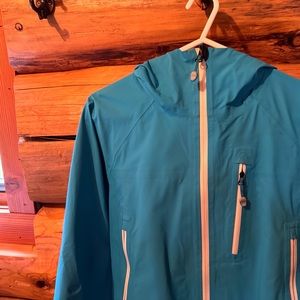 LL BEAN RAIN JACKET NEW WITHOUT TAGS SUPER CUTE AND WILL KEEP YOU DRY